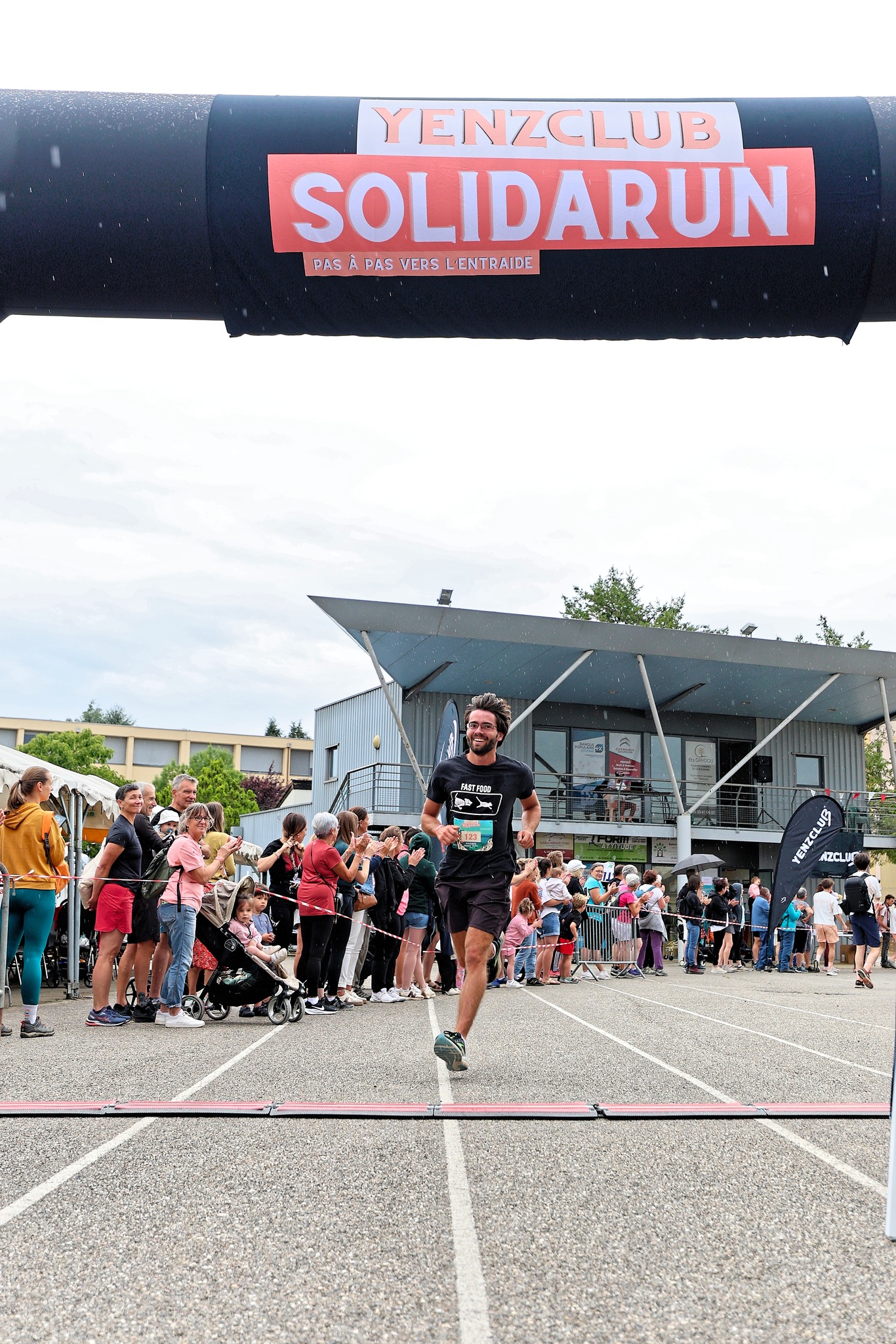Finisher sous l'arche d'arrivée d'une course