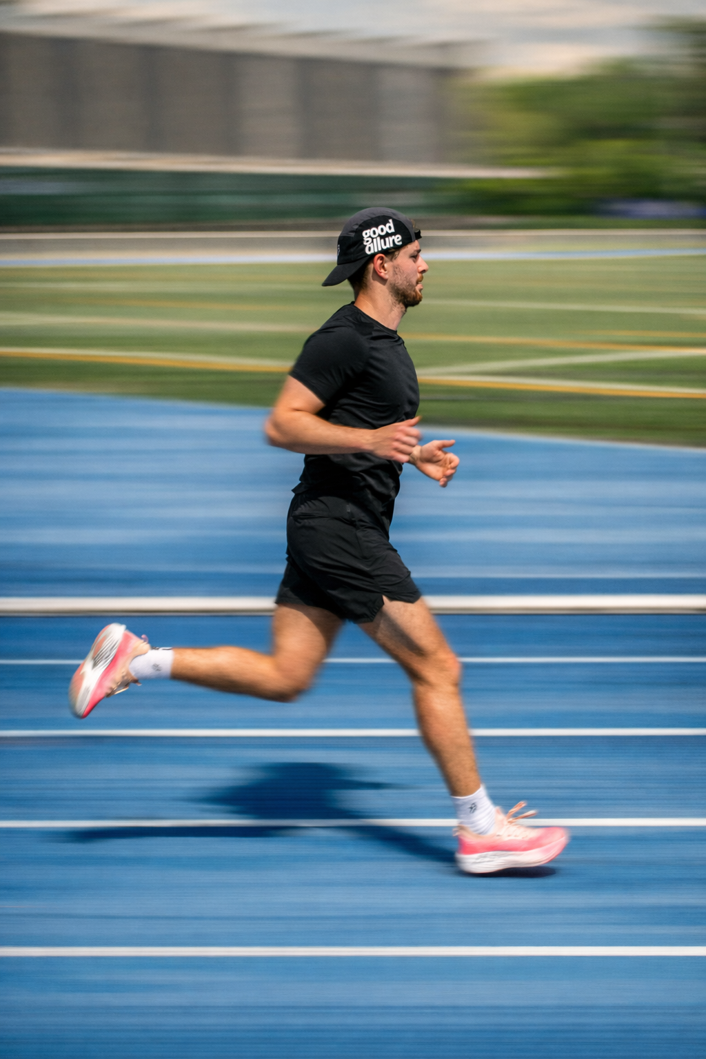 Coureur en casquette good allure sur une piste d'athlétisme